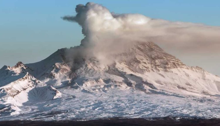 Un énorme nuage de cendres est généré par l'éruption d'un volcan en Russie